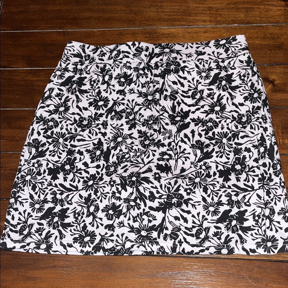 croft & barrow Black and White Floral Skort - Picture 7 of 7